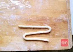 Illustration of how to make soft twists 5