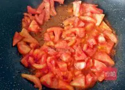 Illustration of how to make fresh meat wontons with tomato sauce 15