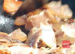 Illustration of how to stir-fry bacon with dried bacon 3