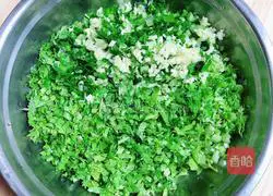 Illustration of how to make spicy and sour fresh meat wontons 1