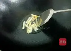 Illustration of how to make enoki mushroom and crucian carp soup 5