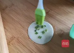 Illustration of how to make scallion pancake (dumpling skin version) 4