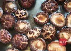 Illustration of how to make pork ribs noodles in soup stock 2