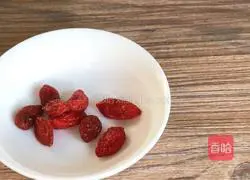 Illustration of how to make shrimp skin and radish soup 4