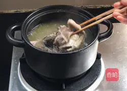 Illustration of how to cook squab stewed with red dates and American ginseng 8