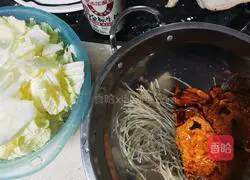 Illustration of how to make cabbage, vermicelli and egg dumpling soup 1