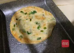 Illustration of how to fry green onion pancakes (using dumpling skins) 12