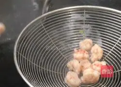 Illustration of how to make shrimp and millet breakfast cakes 7