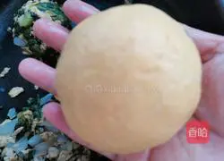 Illustration of how to make corn dough with bamboo shoot leaves and oil residue 16