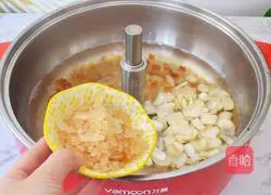 Illustration of how to make peach gum, soapberry, rice, snow swallow and lily soup 8