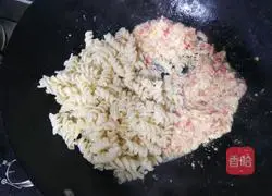 Illustration of how to make tomato cream spiral pasta 8