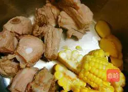 Illustration of how to make pork ribs and corn soup 3