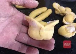 Illustration of how to make Jin Yuanbao steamed buns 6