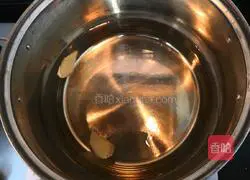 Illustration of how to make wild rice fungus and chicken soup 4