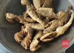 How to make dry-fried yellow croaker Illustration 8