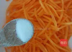 Illustration of how to make two-color carrot rolls 1