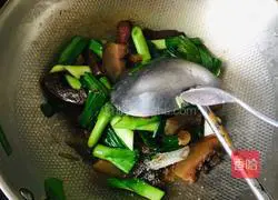 Illustration of how to stir-fry pork face with green garlic 6