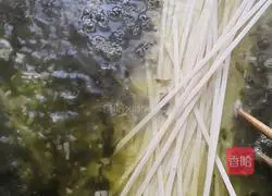 Illustration of how to make pickled cabbage noodles 7