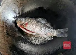 Illustration of how to make tomato crucian carp soup 4