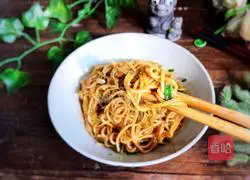 Illustration of how to make noodles with scallion oil 8