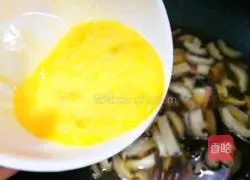 Illustration of how to make hot and sour soup to repel cold and warm the stomach 8