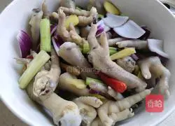 Illustration of how to make pickled pepper chicken feet 9