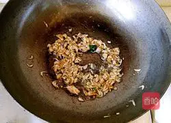 Illustration of how to make shrimp skin spinach and egg soup 6