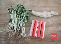 Illustration of how to make crab stick and bean sprout soup 1