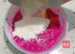Illustration of how to make banana and dragon fruit egg pancake 3