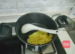 Illustration of how to make tomato and egg crispy broth 5