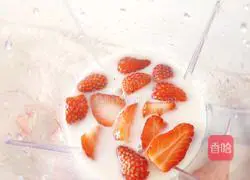 Strawberry Milkshake Recipe Illustration 6