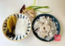 Illustration of how to make pickled fish in golden soup 1