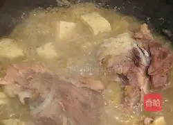 Stew the sauerkraut with large bone sticks Illustration of how to do it 8