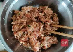 Illustration of how to make onion and pork buns 5