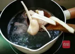Illustration of how to make noodles in clear soup 6
