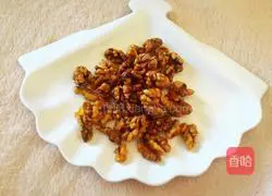 Illustration of how to make amber walnut kernels 4