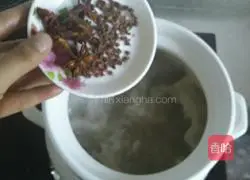 Illustration of how to make wolfberry and yam pork ribs soup 5