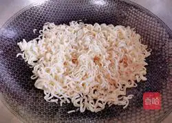 Illustration of how to make sausage and egg fried noodles 10