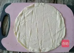 Illustration of how to make sausage flying cake rolls 3