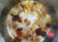 Illustration of how to make peach gum, white fungus and barley soup 1