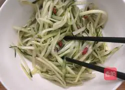 Illustration of how to make cold wolfberry and cucumber 10