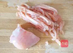 Illustration of how to make shredded mushroom and chicken noodles 2