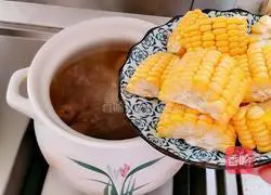 Illustration of how to make wolfberry corn chicken soup 8