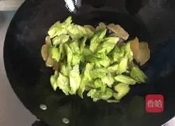 Illustration of how to stir-fry bitter melon with mustard 4