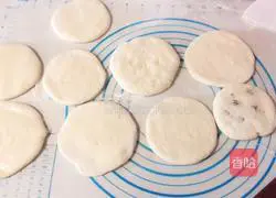 Illustration of how to make dough cakes 2