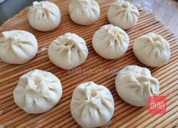 Illustration of how to make steamed cabbage and pork buns 16