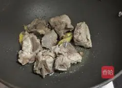 Illustration of how to make pork ribs and lotus root soup 3