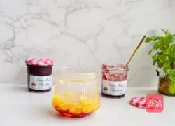 Illustration of how to make pineapple and raspberry soda ice drink 8