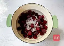 Illustration of how to make lemon lychee and bayberry drink 6