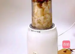 Illustration of how to make red date and lotus root soup 4